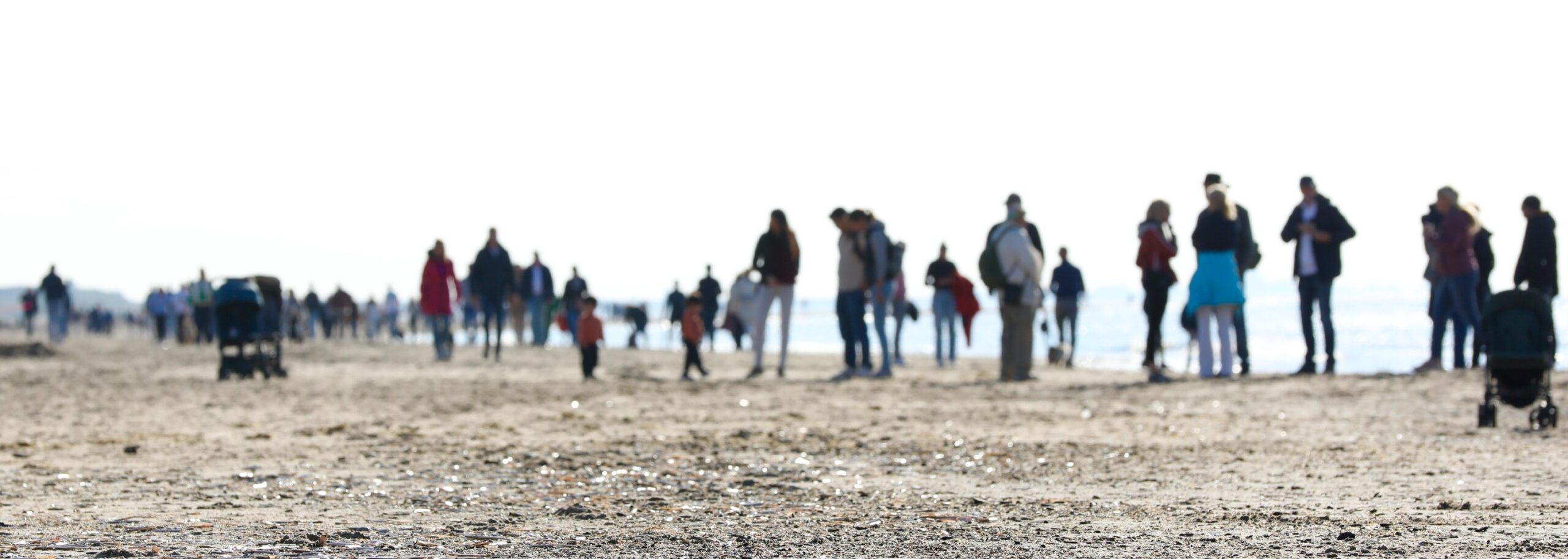 Onbekenden op het strand. Leven hun eigen leven. Leven zij langs elkaar heen of wordt iedereen gezien?